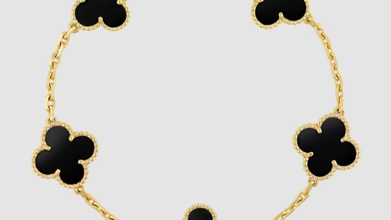 Objets de luxe et accessoires tendance adoptés par les hommes : bijoux, montres et sacs en vedette