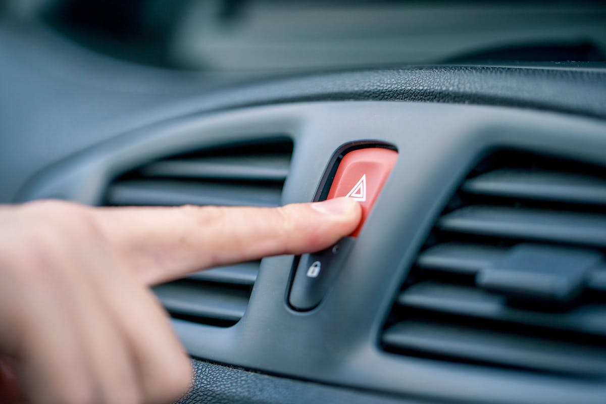 Est-il légal de remercier sur la route avec les feux de détresse ou les appels de phares ?