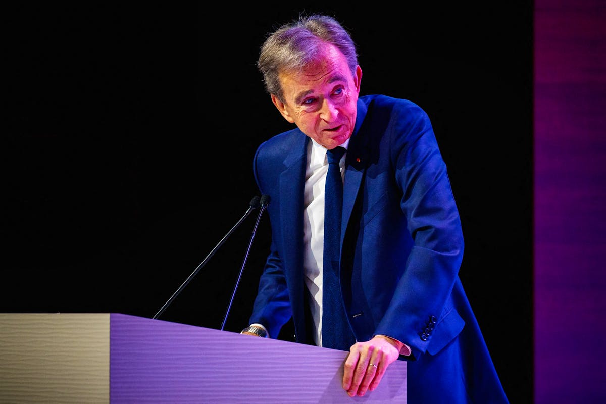 Arnault critique Zucman et remet en question le projet de taxe sur le patrimoine en France (2 % au-delà de 100 millions d’euros)