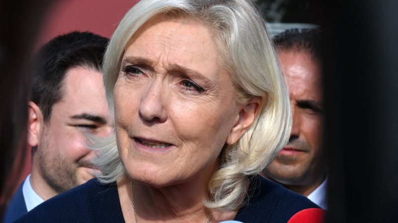 Budget 2026 jugé «terriblement mauvais» par Marine Le Pen : dissolution et censure des gouvernements Macron