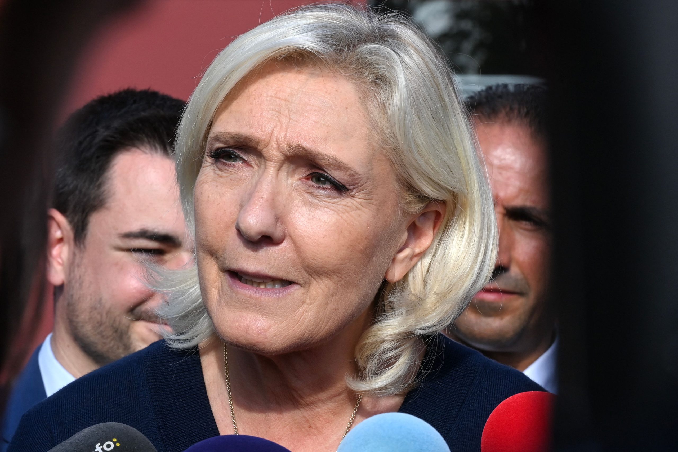 Budget 2026 jugé «terriblement mauvais» par Marine Le Pen : dissolution et censure des gouvernements Macron