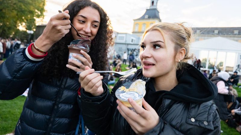 Pudding à la fourchette sur TikTok : une tendance virale qui rassemble les jeunes en Suisse, de Karlsruhe à Zurich et Thoune