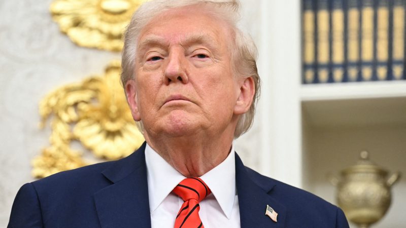 Trump adopte une approche plus mesurée envers la Chine et propose son aide dans le cadre des tensions commerciales