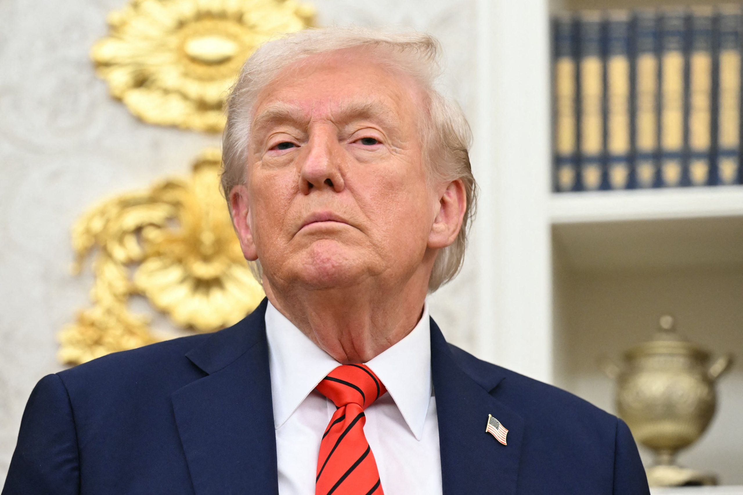 Trump adopte une approche plus mesurée envers la Chine et propose son aide dans le cadre des tensions commerciales