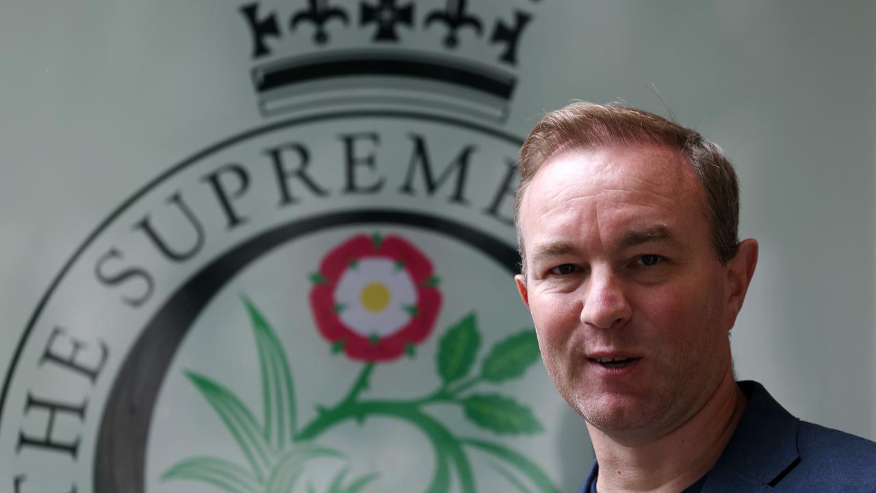 Charlie Winston explore tous les visages de l’amour dans son sixième album Love Isn’t Easy