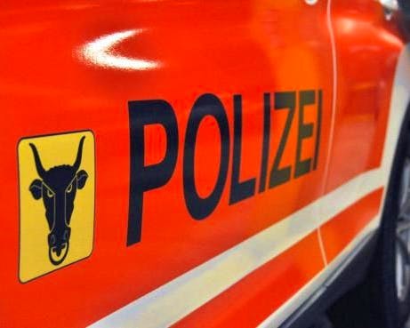 Motard grièvement blessé à Hospental après une collision impliquant un véhicule, enquête ouverte