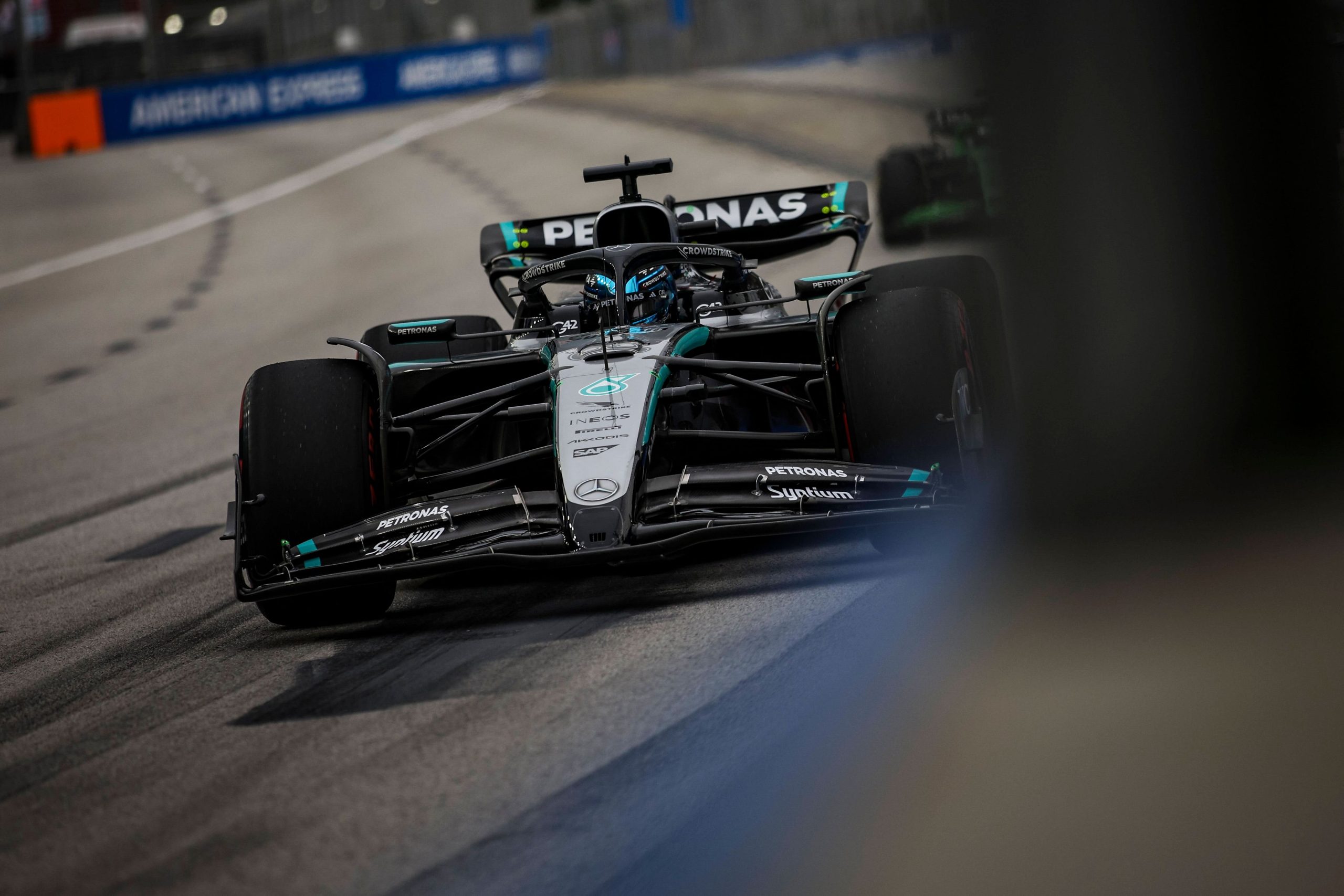 Pole à Singapour pour Russell : McLaren déçoit, Verstappen en embuscade