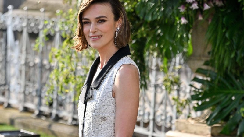 Keira Knightley : intrigues à la Miss Marple et retour sur La Disparue de la cabine 10 sur Netflix