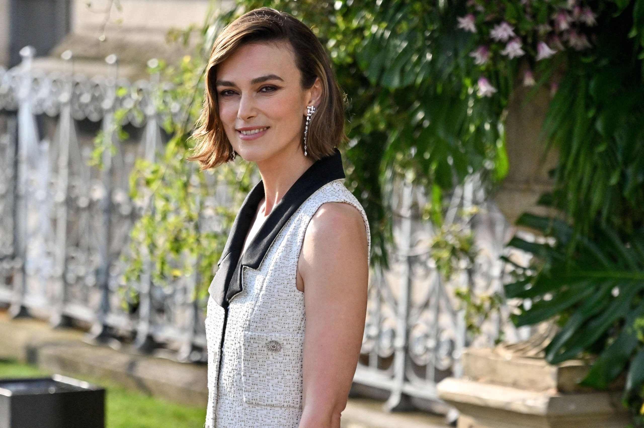 Keira Knightley : intrigues à la Miss Marple et retour sur La Disparue de la cabine 10 sur Netflix