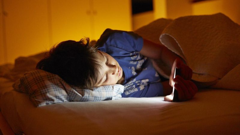 Mineurs et risques numériques : près d’un tiers exposés à la haine et à des contenus dangereux selon l’étude EU Kids Online Suisse