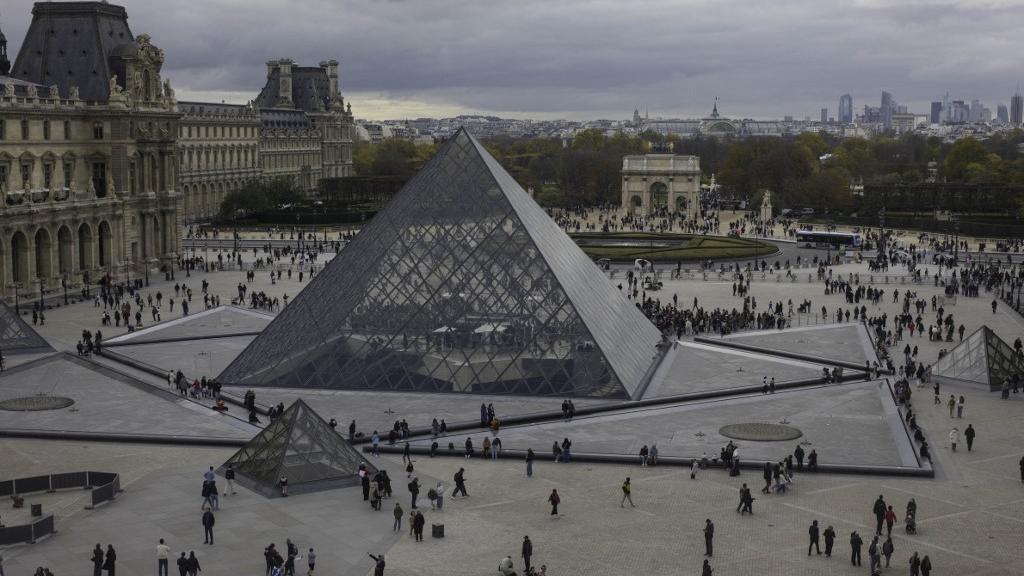 Le Louvre va installer en urgence des dispositifs anti-voiture-béliers pour renforcer sa sécurité extérieure